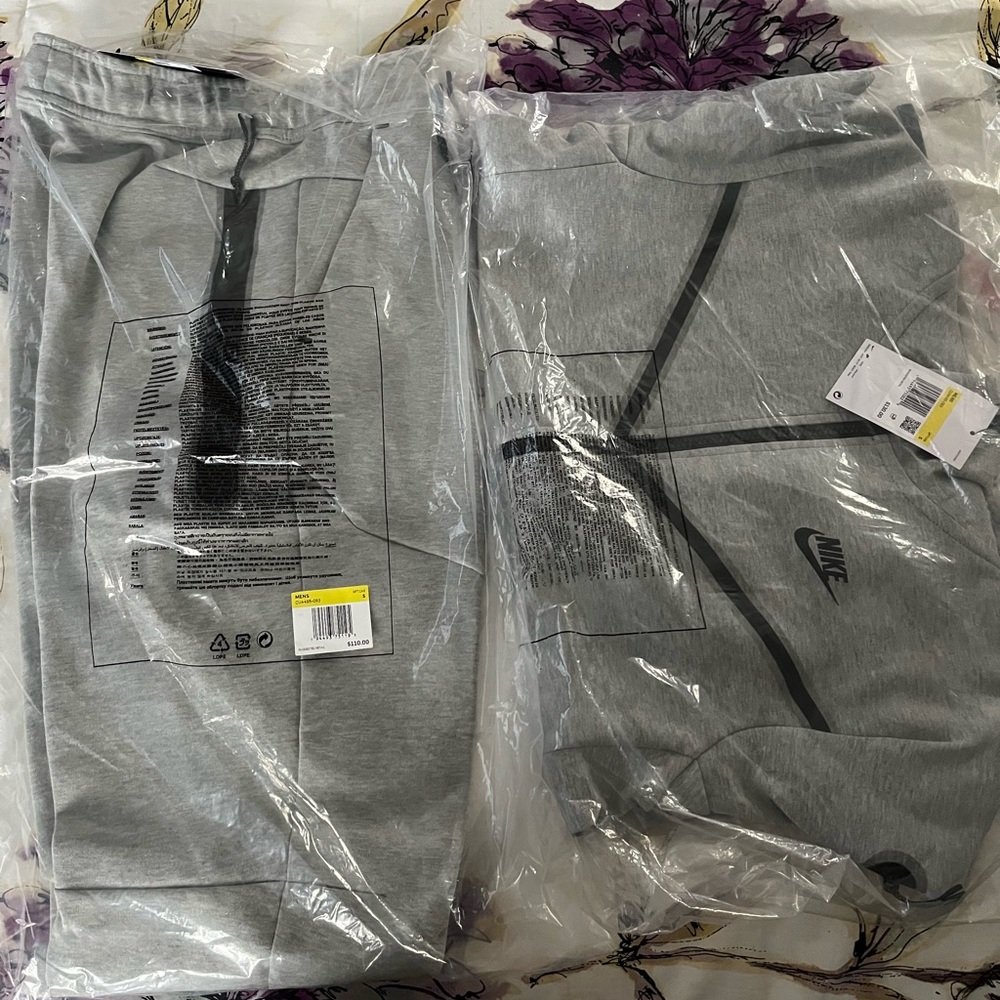 Men's gray Nike Tech Fleece suit size small. New with tags.